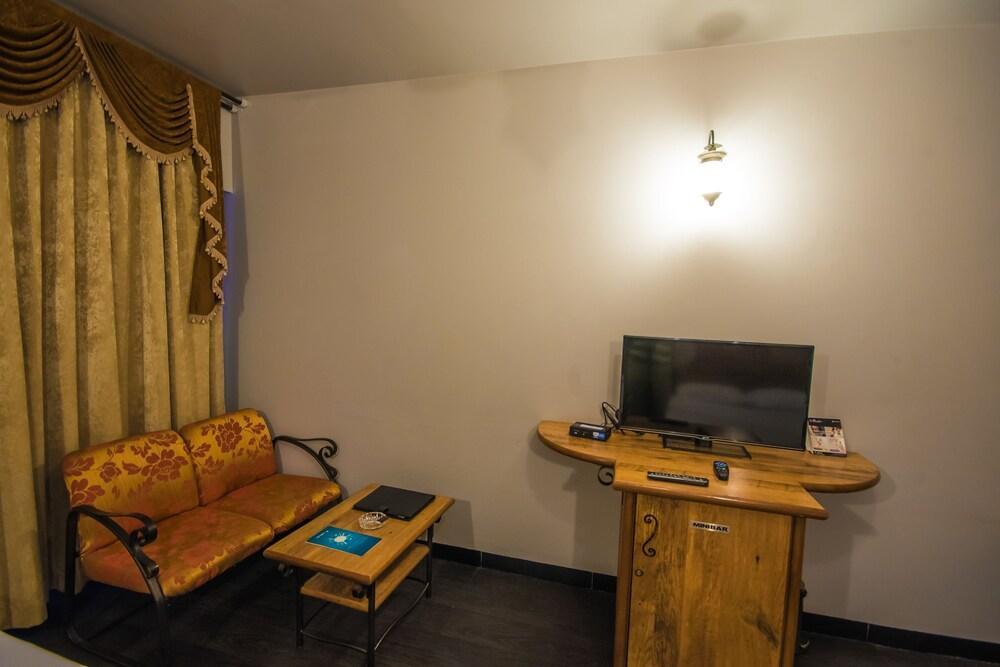 Infiniti Hotel And Spa Indore Bagian luar foto