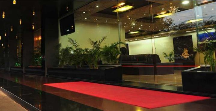 Infiniti Hotel And Spa Indore Bagian luar foto