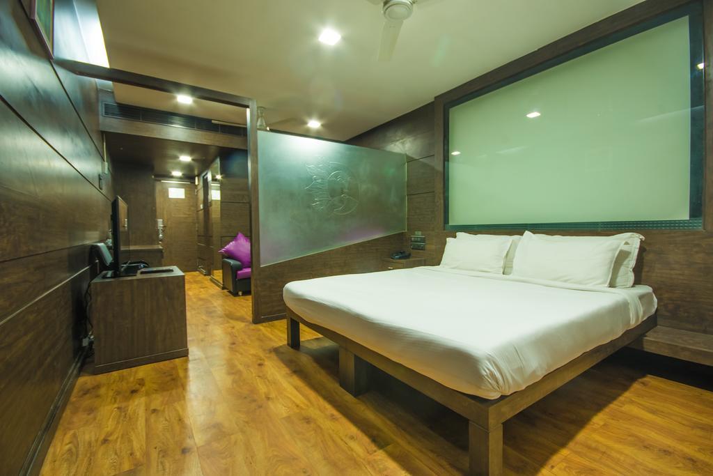 Infiniti Hotel And Spa Indore Bagian luar foto