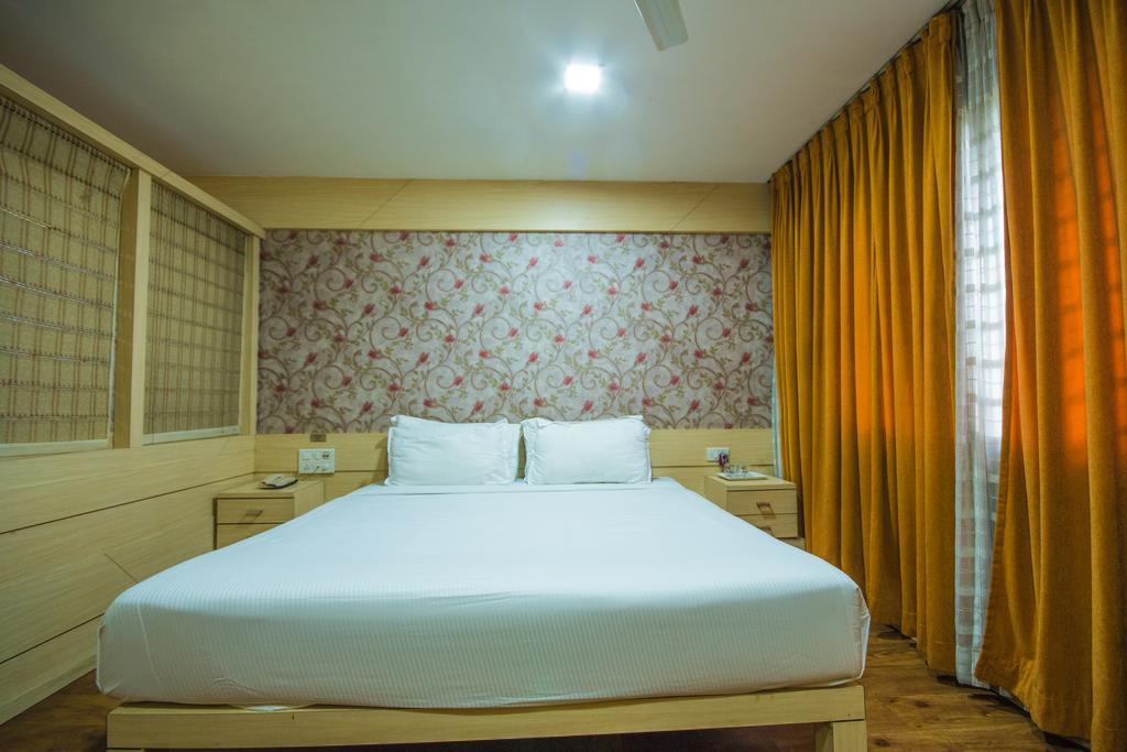 Infiniti Hotel And Spa Indore Bagian luar foto