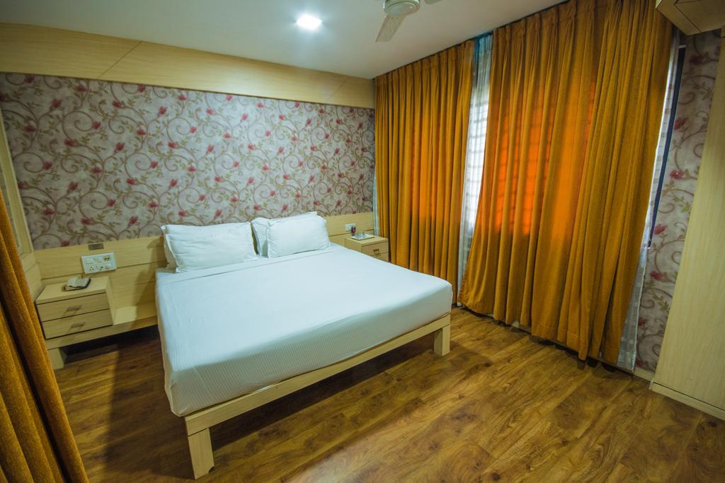 Infiniti Hotel And Spa Indore Bagian luar foto