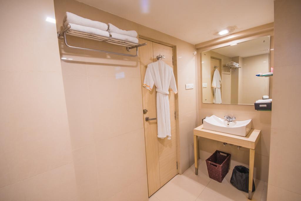 Infiniti Hotel And Spa Indore Bagian luar foto
