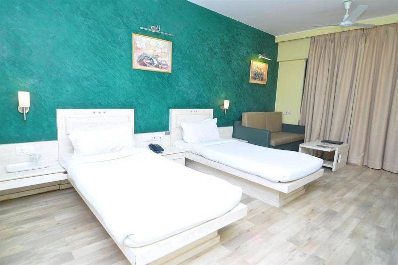Infiniti Hotel And Spa Indore Bagian luar foto