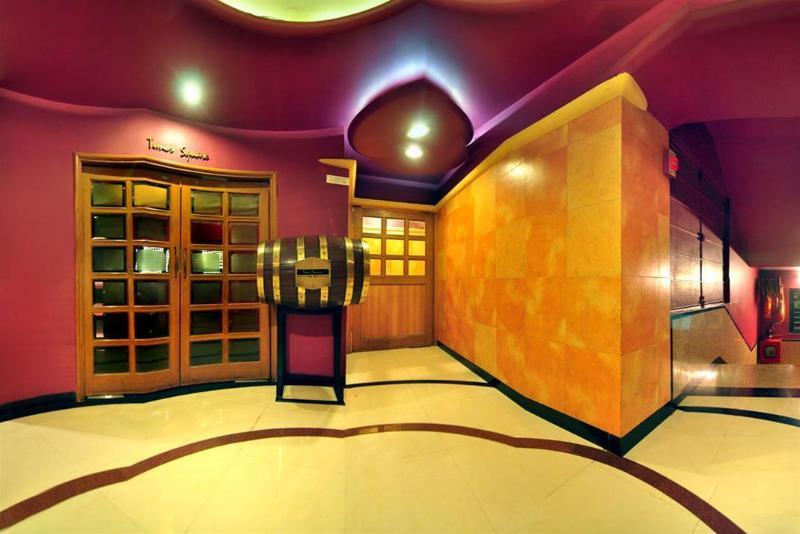 Infiniti Hotel And Spa Indore Bagian luar foto