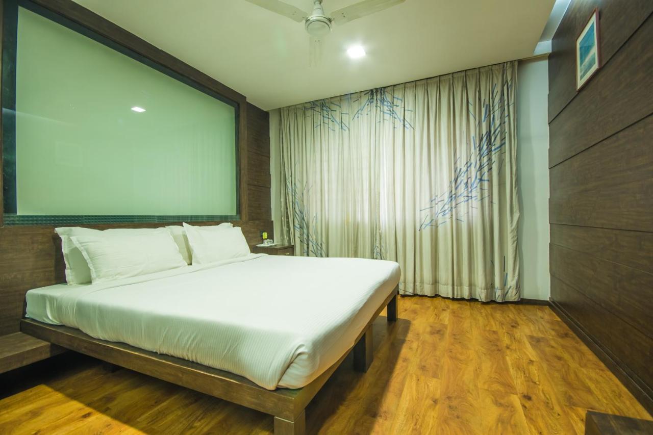 Infiniti Hotel And Spa Indore Bagian luar foto